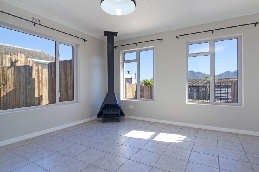 To Let 3 Bedroom Property for Rent in Sunnydale Western Cape